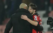 "Soái ca" Guardiola đốn tim đối thủ bại trận bằng hành động cực đàn ông