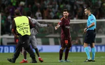 Messi được fan cuồng hôn chân ngay trên sân