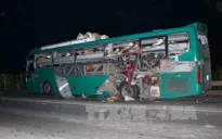 Nổ xe khách kinh hoàng trong đêm, 2 người chết
