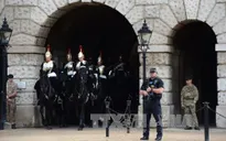 Cảnh sát khám xét một căn nhà gần London sau vụ nổ bom tàu điện ngầm