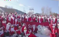 Hàng trăm ông già Noel trượt tuyết và lướt ván để gây quỹ từ thiện