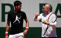Nole vẫn trông cậy cả vào Agassi