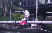 Người vận chuyển bưu phẩm bằng thuyền hiếm hoi tại Bangkok, Thái Lan
