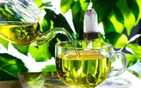 Súc miệng với nước trà giúp sạch răng