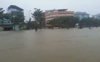 Nước lũ ở Thừa Thiên - Huế lên cao