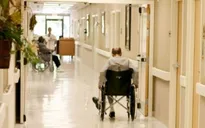 Vì sao tình trạng ngược đãi tại viện dưỡng lão ở Mỹ ngày càng tăng?