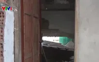 Người dân tháo chạy khi hai căn nhà nứt toác, sụt lún