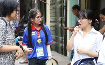 Nữ sinh viên tình nguyện dùng ngôn ngữ đặc biệt hỗ trợ thí sinh khiếm thính