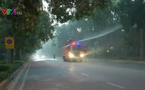 New Delhi phun nước giảm ô nhiễm khói bụi