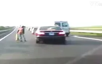 Clip: Công nhân làm việc giữa cao tốc suýt bị ô tô đâm