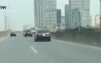 5 ô tô thi nhau đi lùi ở đường trên cao