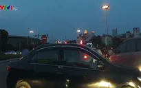 Bất chấp quy định, chiếc ô tô sang đường gây ùn tắc giao thông