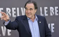 Oliver Stone từ chối bình luận về bê bối tình dục của ông trùm Hollywood
