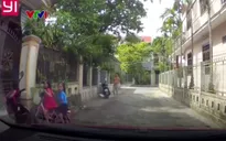 Clip: Lao ra như "tên bay" từ con hẻm nhỏ, hai bé gái suýt bị ô tô đâm