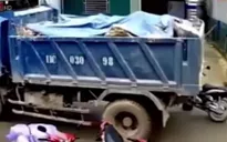 Lùi xe ẩu suýt gây tai nạn