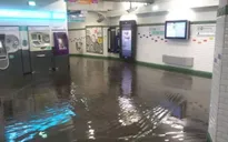 Hệ thống tàu điện ngầm Paris ngập nặng sau mưa lớn