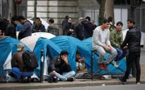 Pháp đưa 2.500 người nhập cư ở Paris tới nơi ở tạm khác