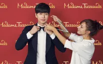 Park Hae Jin hào hứng đo đạc để làm tượng sáp