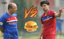 Công Phượng và HLV Park Hang-seo thi tài sút trúng xà ngang