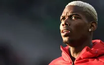 Nóng: Từ chối ký tặng, Pogba bị ném đĩa vào người?
