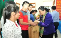 Phó Chủ tịch Quốc hội Tòng Thị Phóng thăm người dân vùng lũ Sơn La