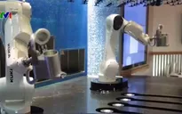 Robot pha chế rượu tại nhà hàng Mỹ
