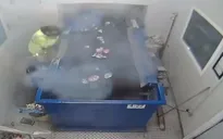 CLIP: Quả pháo sáng bất ngờ nổ trên tay công nhân lọc rác