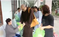 Đoàn Phật tử kiều bào Anh làm từ thiện tại Hải Phòng
