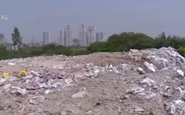 Đổ trộm phế thải vật liệu xây dựng giữa khu dân cư