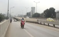 Xử lý nghiêm việc xe máy, xe ba gác "vô tư" đi đường trên cao ở Hà Nội