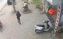 Mẹ dừng xe không tắt máy, con nhỏ vặn ga đâm vào gốc cây