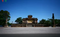 "Những hoa văn, phù điêu trên Bia Quốc học Huế bị bóc đi dễ dãi"