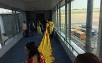 Vợ MC Thanh Bạch diện áo dài "khủng" lên máy bay