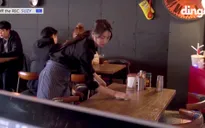 Suzy làm phục vụ bàn chăm chỉ lau dọn trong show thực tế