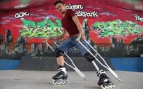 Chàng trai dị tật bẩm sinh chinh phục patin bằng... đôi nạng gỗ