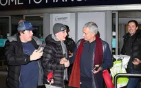 HLV Mourinho tặng gối cho CĐV