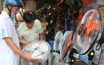 Tại sao càng ngồi quạt càng thấy khó chịu trong ngày nắng nóng cao điểm