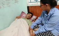 Vợ trẻ ôm 3 con thơ bất lực nhìn chồng chống chọi với bệnh hiểm nghèo