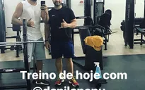 Diego Costa lao vào tập gym ở Brazil, phớt lờ đe dọa trừ lương