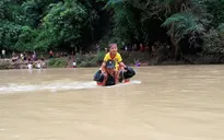 Bộ đội biên phòng kiệu trẻ em băng suối sâu đến trường