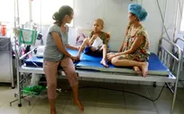Bà ngoại kiệt sức chăm con và cháu ung thư giai đoạn cuối