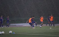 ĐT Việt Nam đội mưa tập luyện làm quen sân National Olympic