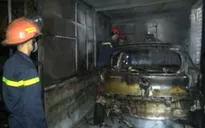 Lửa cháy bao trùm gara, một ô tô bị thiêu rụi