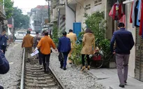 Dẹp bỏ quán cà phê trên đường ray tàu hỏa tại Hà Nội