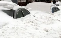 Gió lớn, tuyết dày ảnh hưởng nghiêm trọng tới đời sống người dân châu Âu
