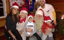 Nhóc tì nhà Messi vừa mút tay, vừa ngồi trên lòng Ông già Noel