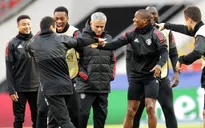 Cầu thủ Man Utd cười đùa thoải mái trên sân tập ở Moscow