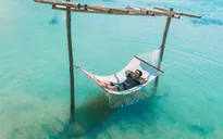 Check-in lều gỗ và võng đẹp mê hồn giữa biển tại Việt Nam