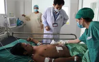 Anh chết, em nguy kịch, người mẹ nghèo định quyên sinh