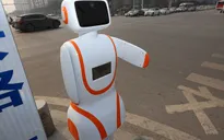 Robot ngăn người đi bộ qua đường sai vị trí